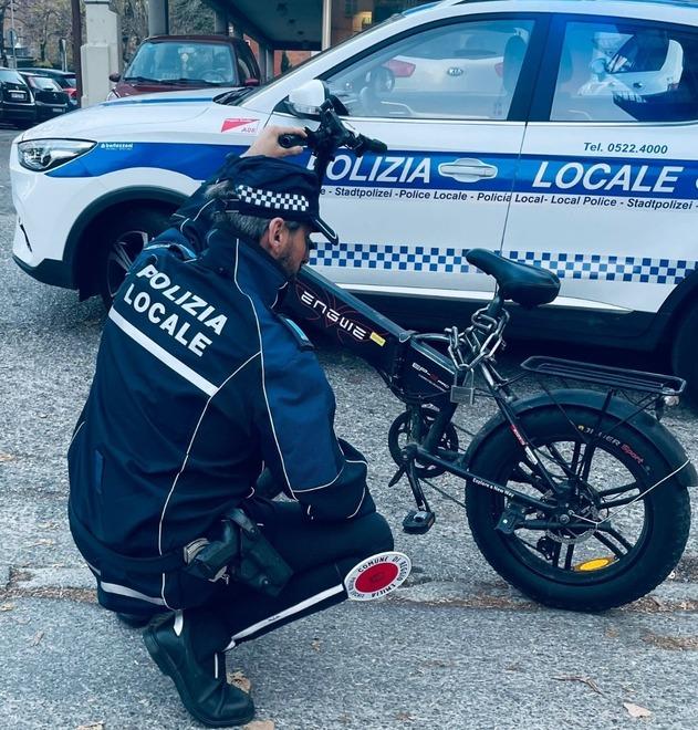 Tenta di portare via la bici di un 17enne in centro storico: una ragazza lo ferma