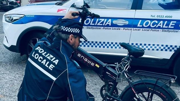 Tenta di portare via la bici di un 17enne in centro storico: una ragazza lo ferma