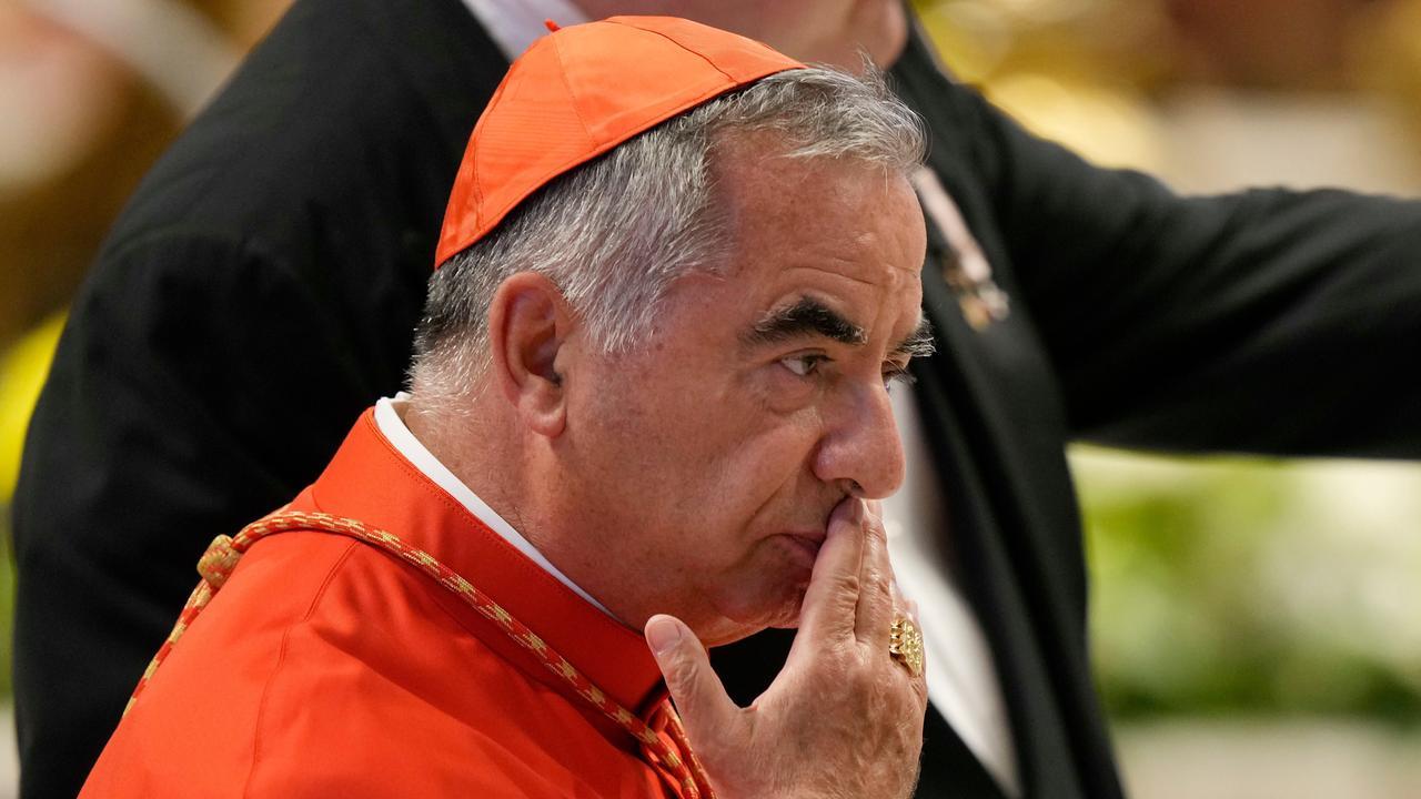 Caso Becciu, l’accusa deposita atti pieni di omissis. La difesa: «Ordinanza non rispettata»