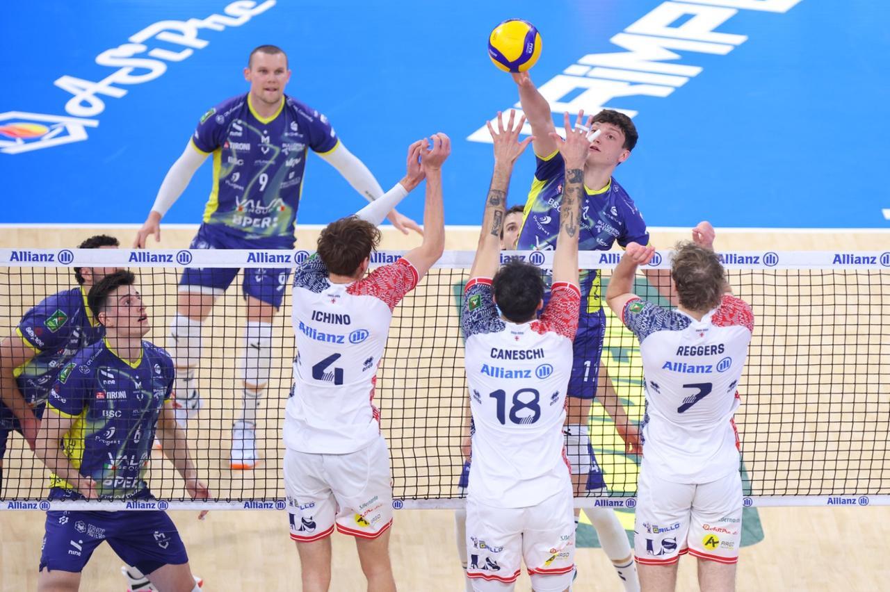 
	Luca Porro sfida il muro di Milano in gara 2 delle semifinali (Foto: Modena Volley)

