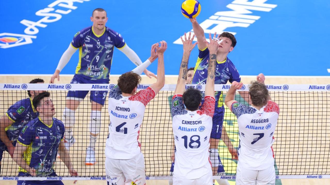 Luca Porro sfida il muro di Milano in gara 2 delle semifinali (Foto: Modena Volley)
