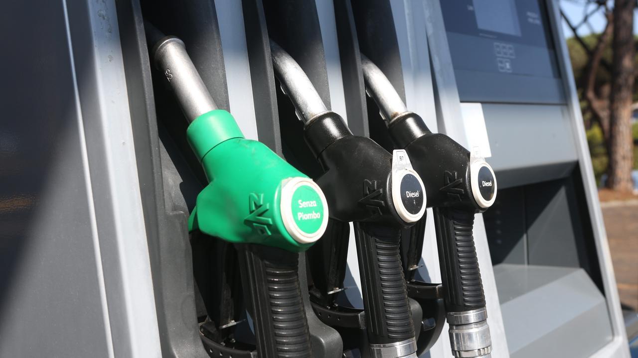 Accise carburante, confermato il taglio solo sul diesel: la benzina raggiungerà i 2 euro al litro – Tutti i prezzi