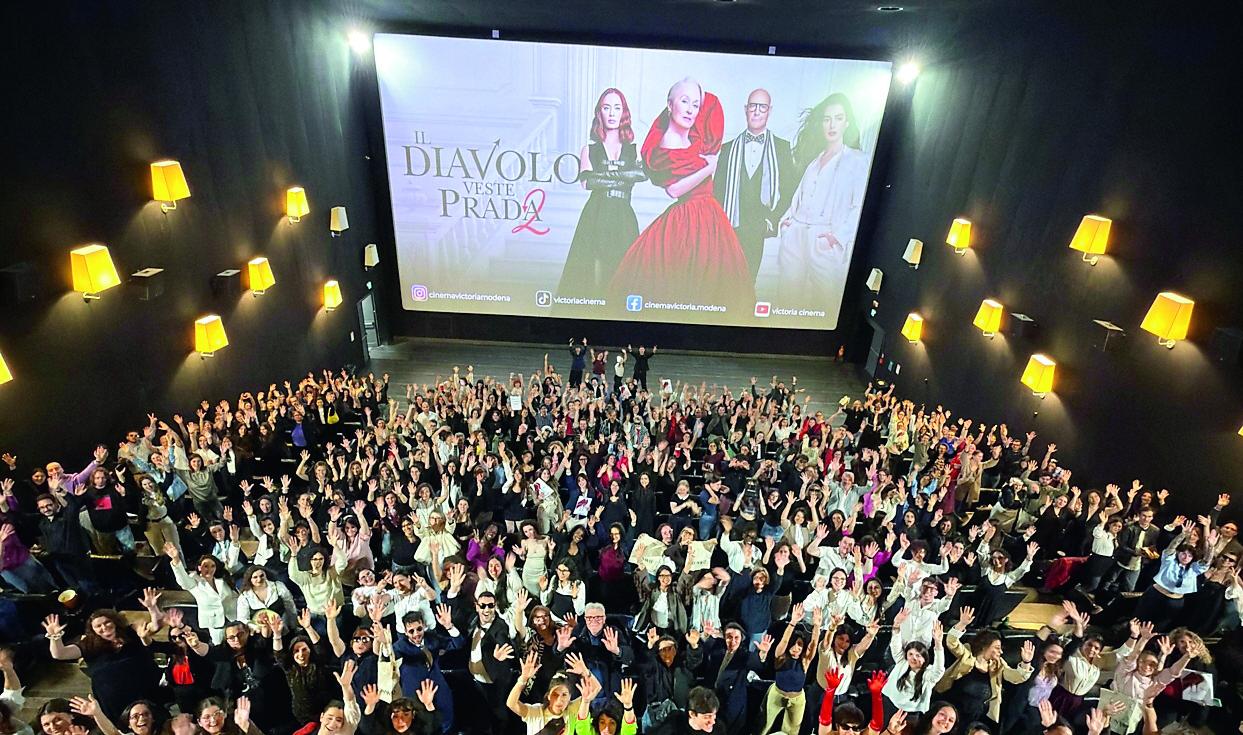 Il cinema Victoria veste... Prada. In 3mila travestiti per partecipare alla premiére modenese del film