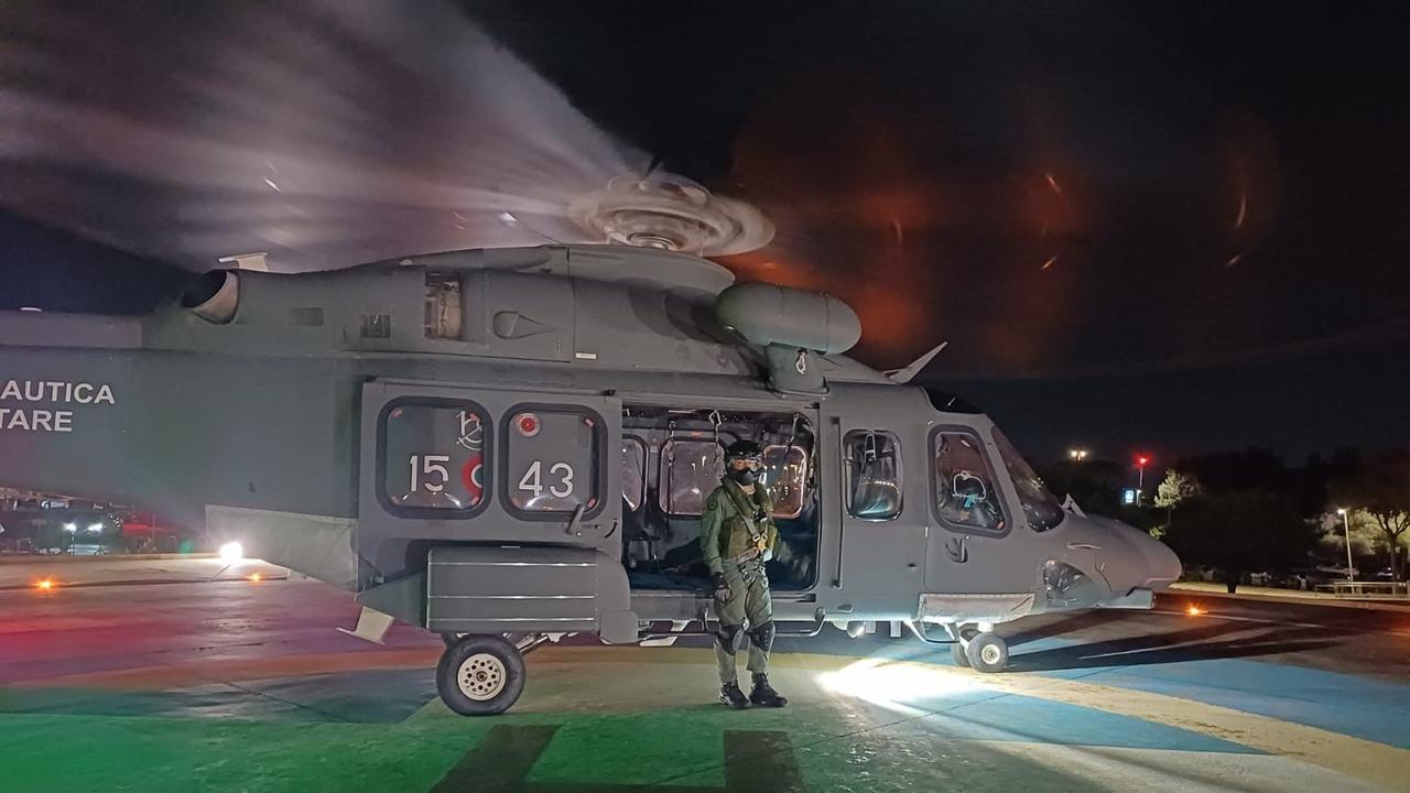 Paura lungo la costa, windsurfista in difficoltà tra le onde: interviene l’elicottero dell’Aeronautica