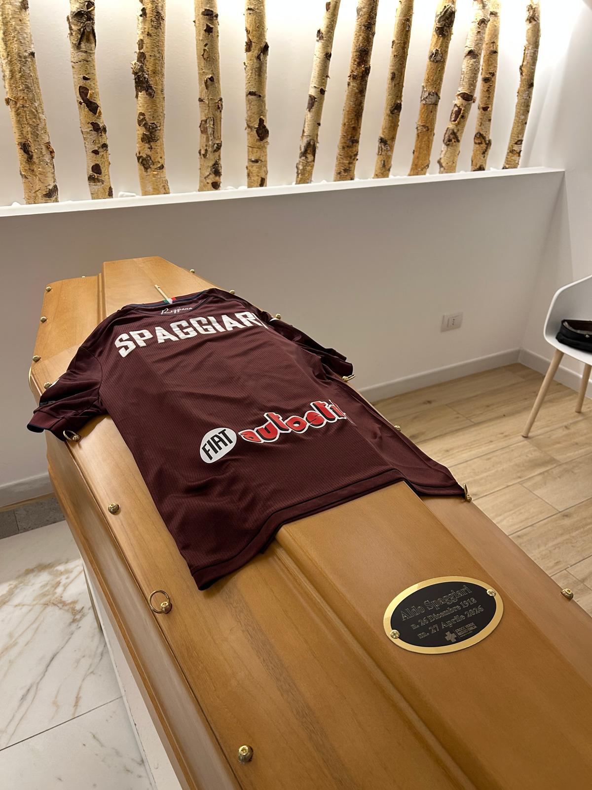 L’ultimo saluto a Nonno Aldo Spaggiari: la maglia della Reggiana sul feretro