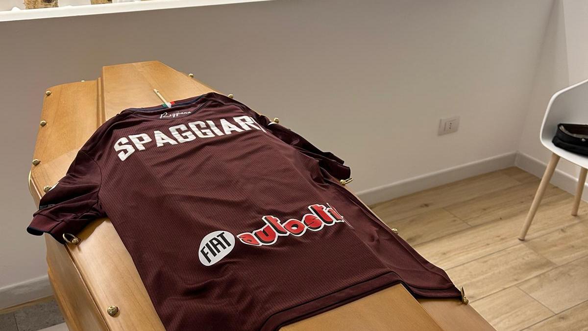 L’ultimo saluto a Nonno Aldo Spaggiari: la maglia della Reggiana sul feretro