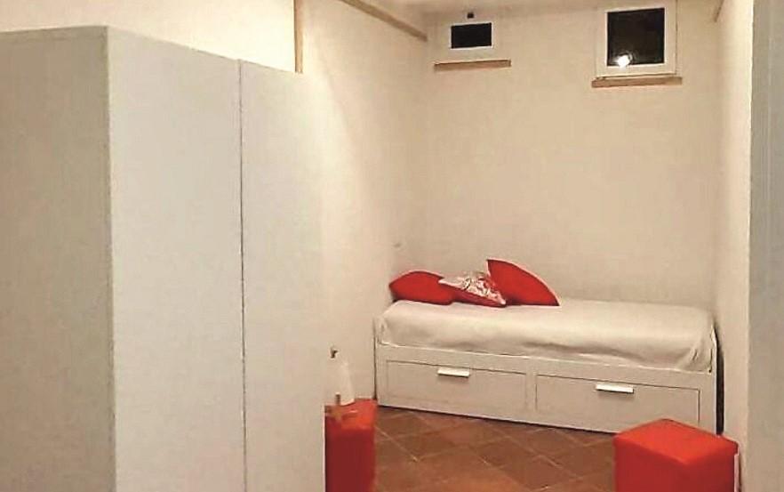 Seminterrati e stanze da “Barbie”: gli annunci folli sul mercato a Modena