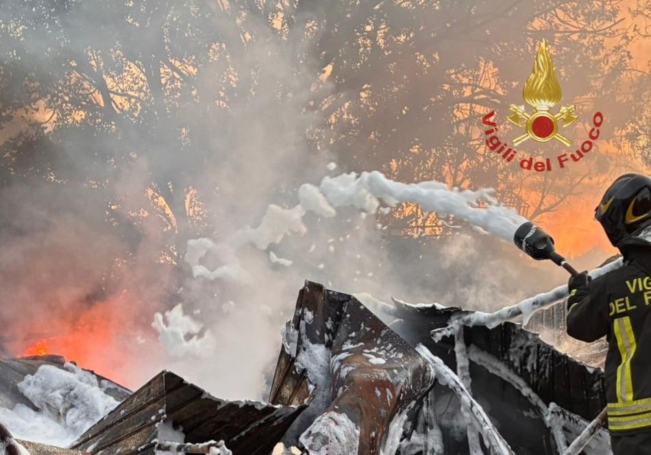 Inferno di fuoco nella sede della ditta di autotrasporti: distrutti quattro camion e un deposito