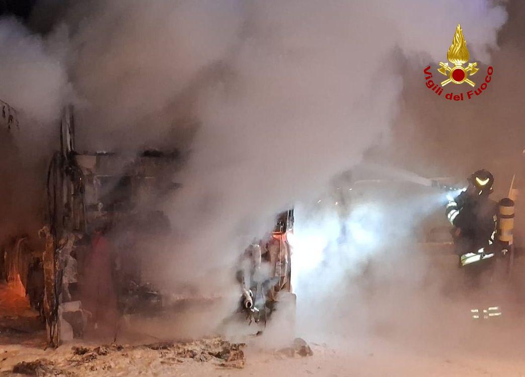 Furgone in fiamme a Cadelbosco Sopra: si sospetta un atto doloso
