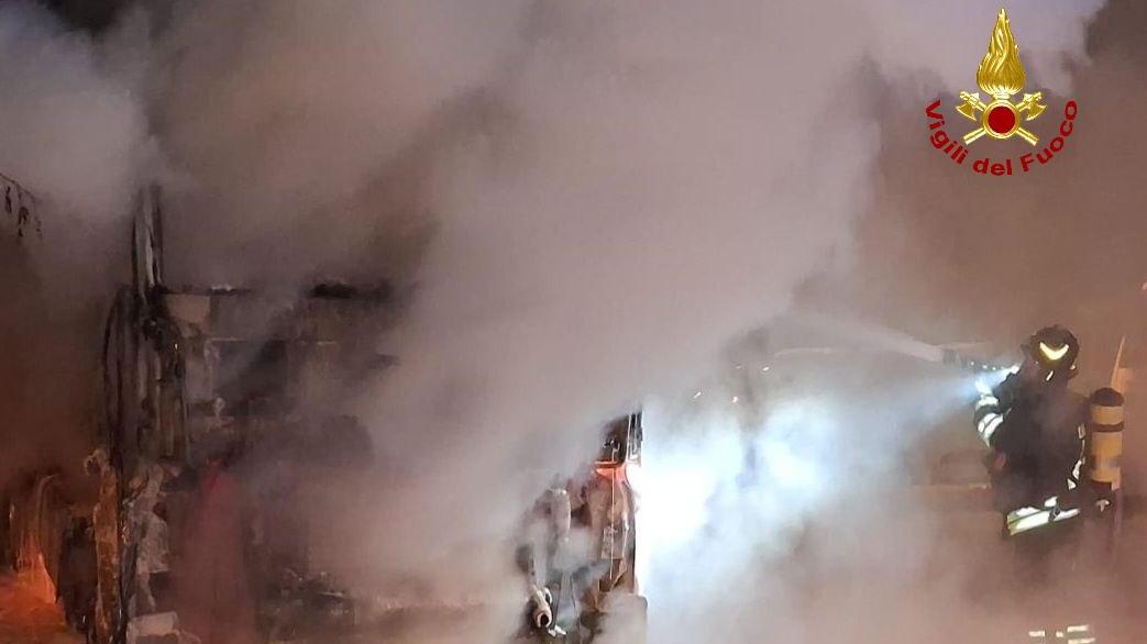Furgone in fiamme a Cadelbosco Sopra: si sospetta un atto doloso