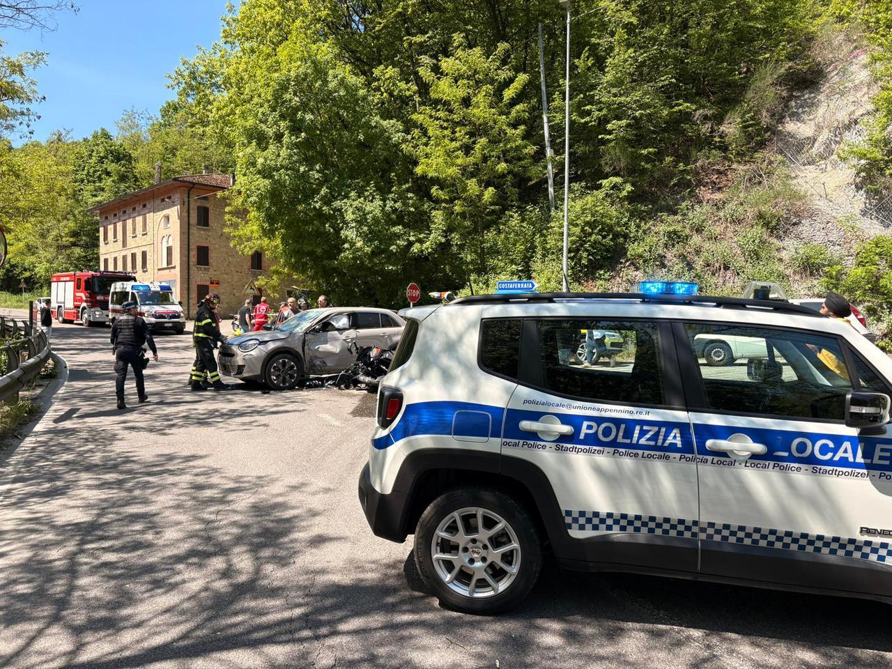 Scontro tra auto e moto sulla Ss63 a Casina: grave un 54enne