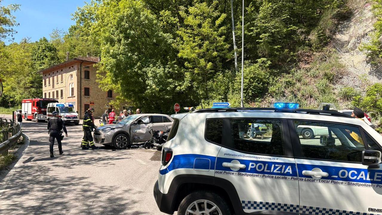 Scontro tra auto e moto sulla Ss63 a Casina: grave un 54enne