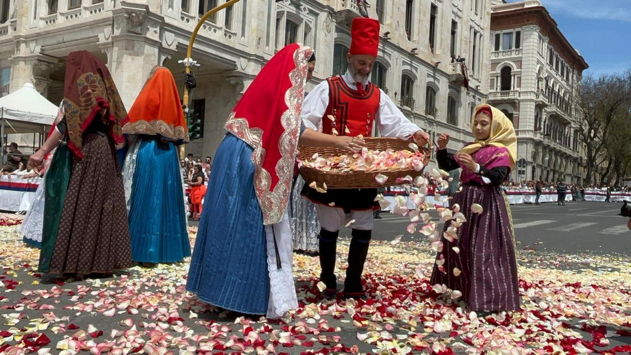 Sa ramadura, gli applausi, la commozione: migliaia di fedeli accolgono Sant’Efisio senza buoi – FOTO E VIDEO