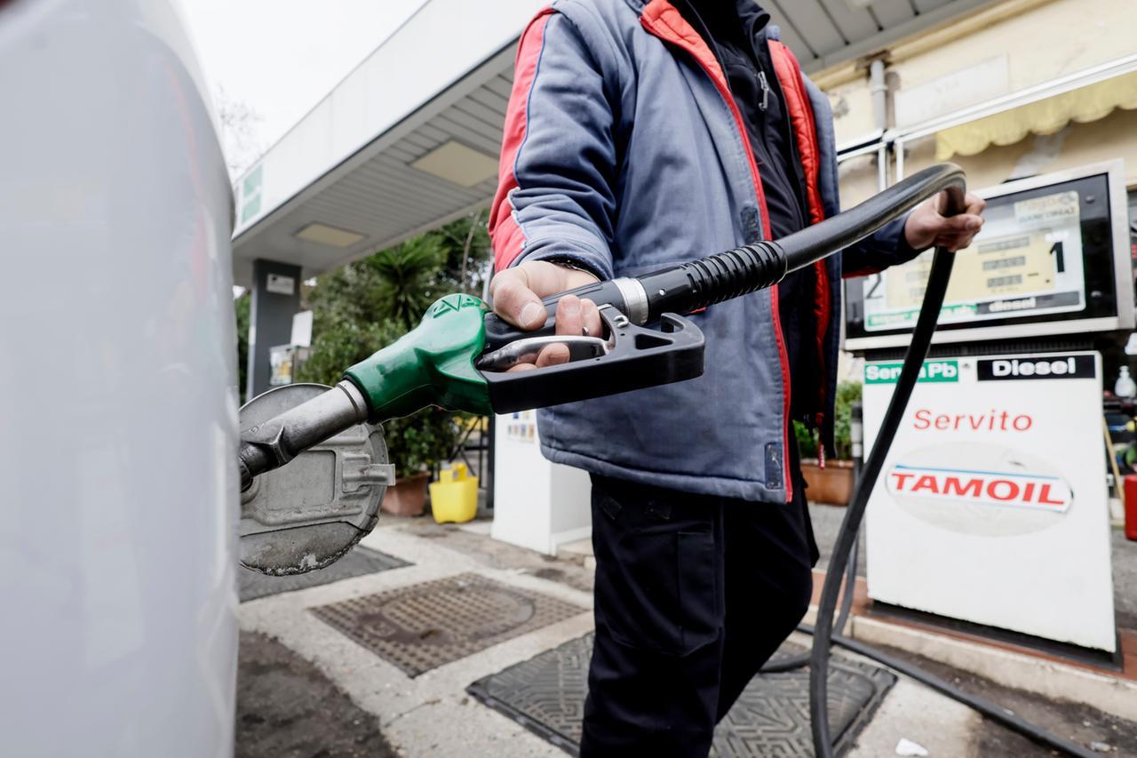 Taglio delle accise, che prezzi troveremo domani? Così per benzina e diesel