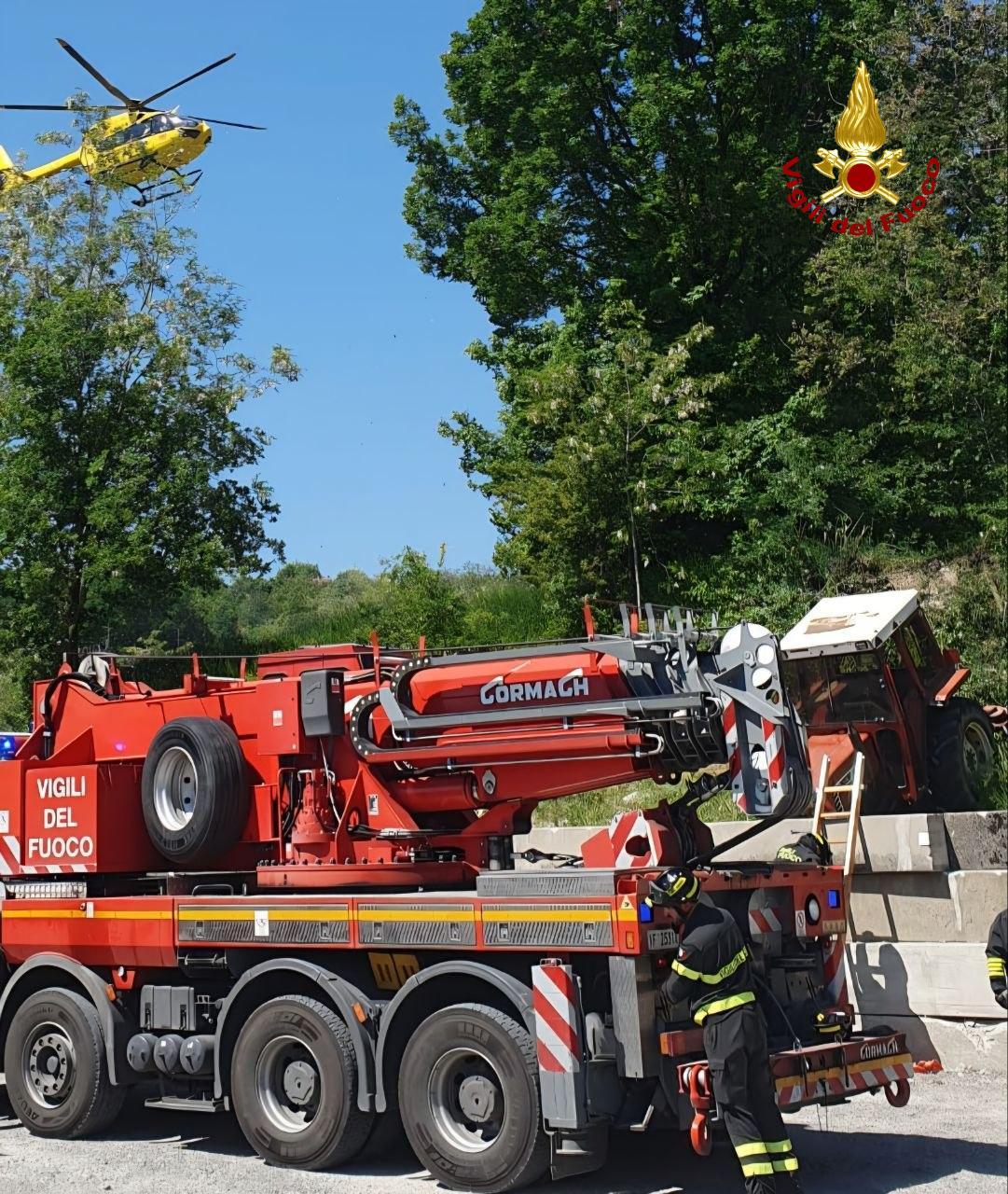 Grave incidente sul lavoro a Casalgrande: 77enne resta incastrato sotto il trattore