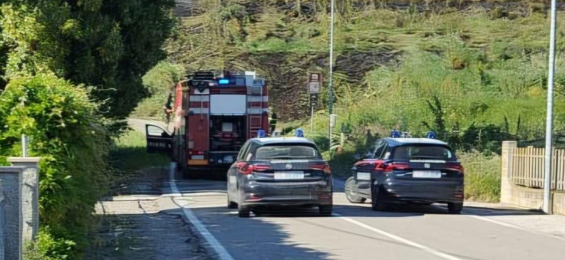 Rogo di sterpaglie a Serravalle, vigili del fuoco e carabinieri sul posto