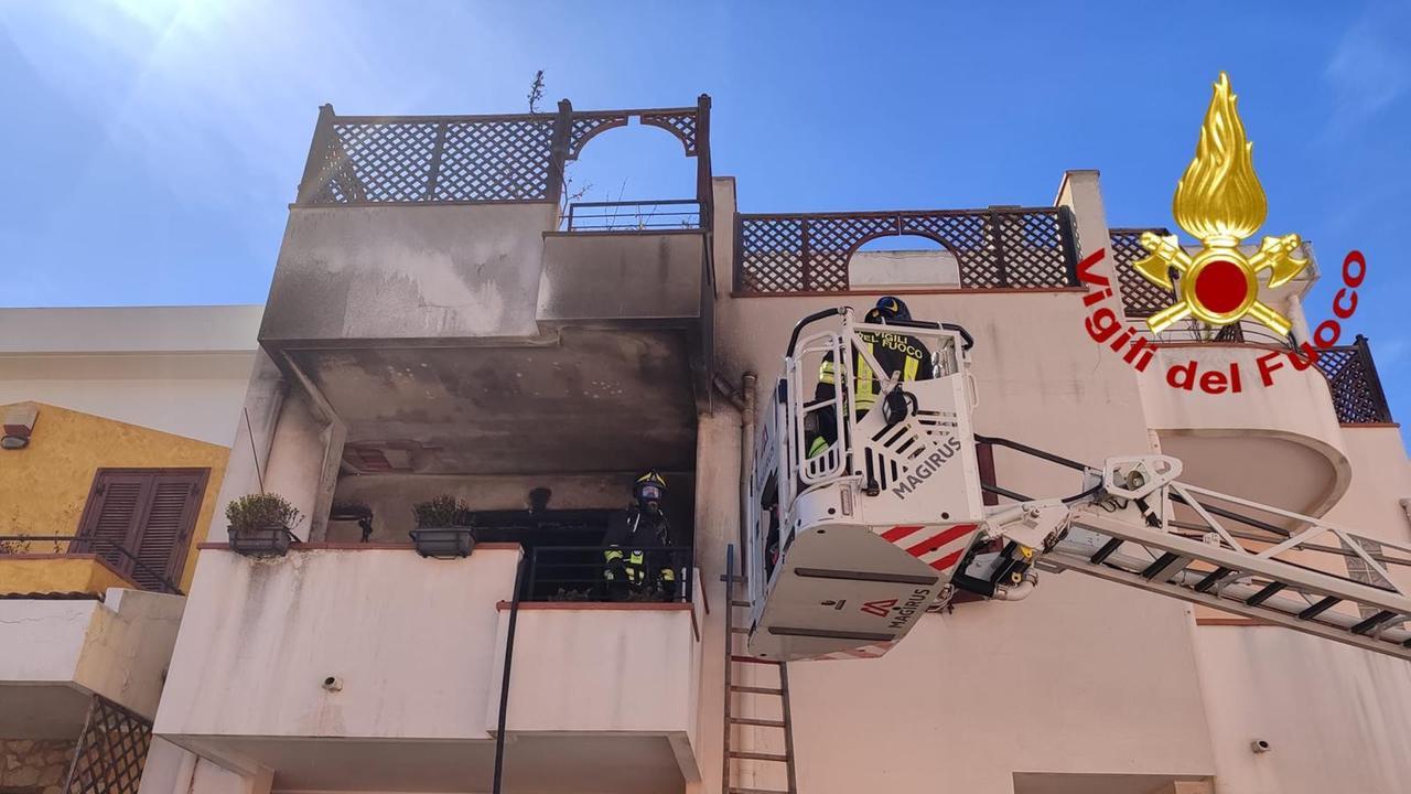 Sassari, paura per un incendio in un appartamento: i vigili del fuoco salvano un cagnolino