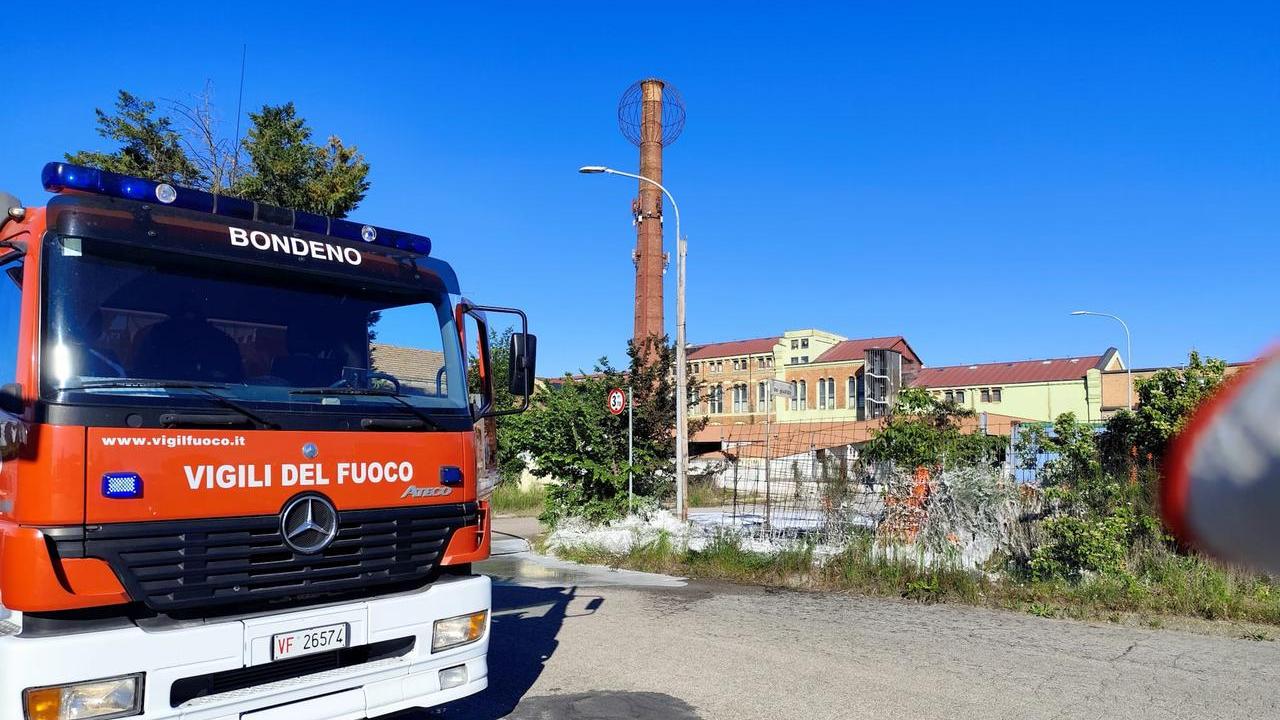 Pontelagoscuro, brucia discarica abusiva: intervengono i vigili del fuoco
