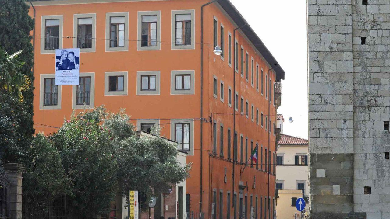 Pistoia, toccò più volte il seno a una studentessa: professore licenziato