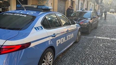 Sassari, fugge dalla polizia tra i vicoli del centro storico con l’eroina: arrestato