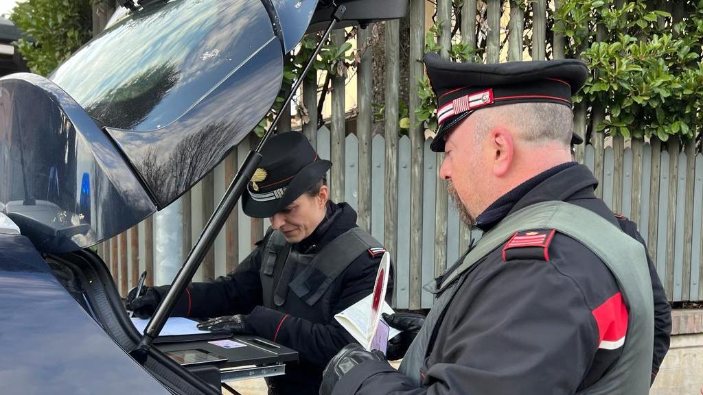 Morsi, calci e minacce di morte alla moglie: allontanato il marito violento