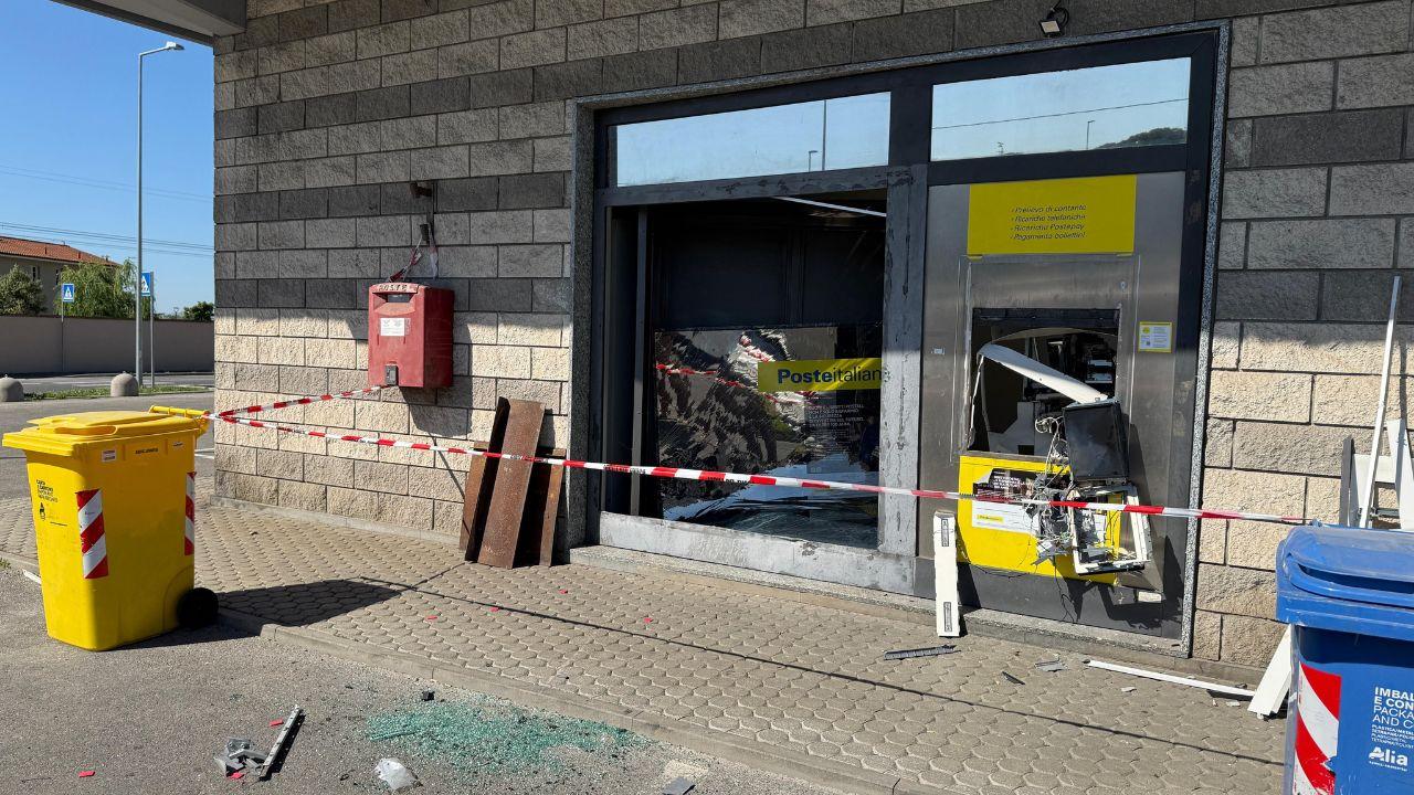 Lo sportello fatto saltare (foto Nucci)