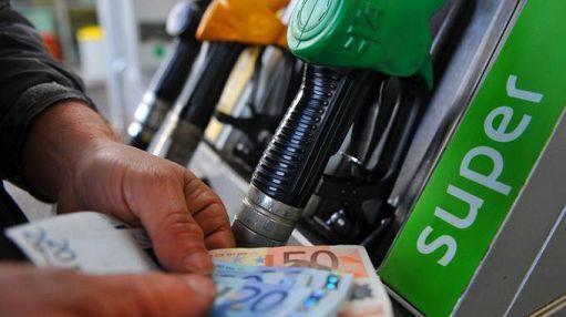 Diesel e benzina, che cosa cambia col taglio delle accise. Codacons: stangata per 17 milioni di italiani