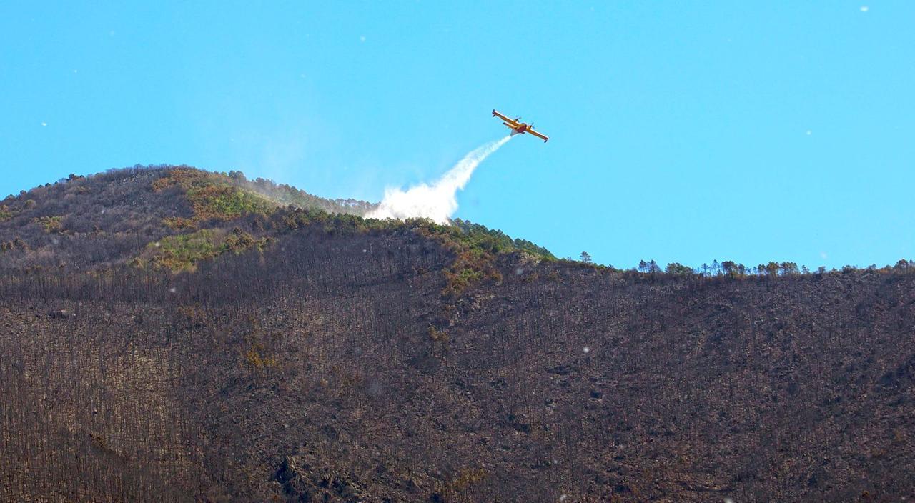 Incendio sul Monte Faeta, l’emergenza non è finita: due punti ancora critici. Ancora 400 evacuati. Prima ipotesi sulla causa