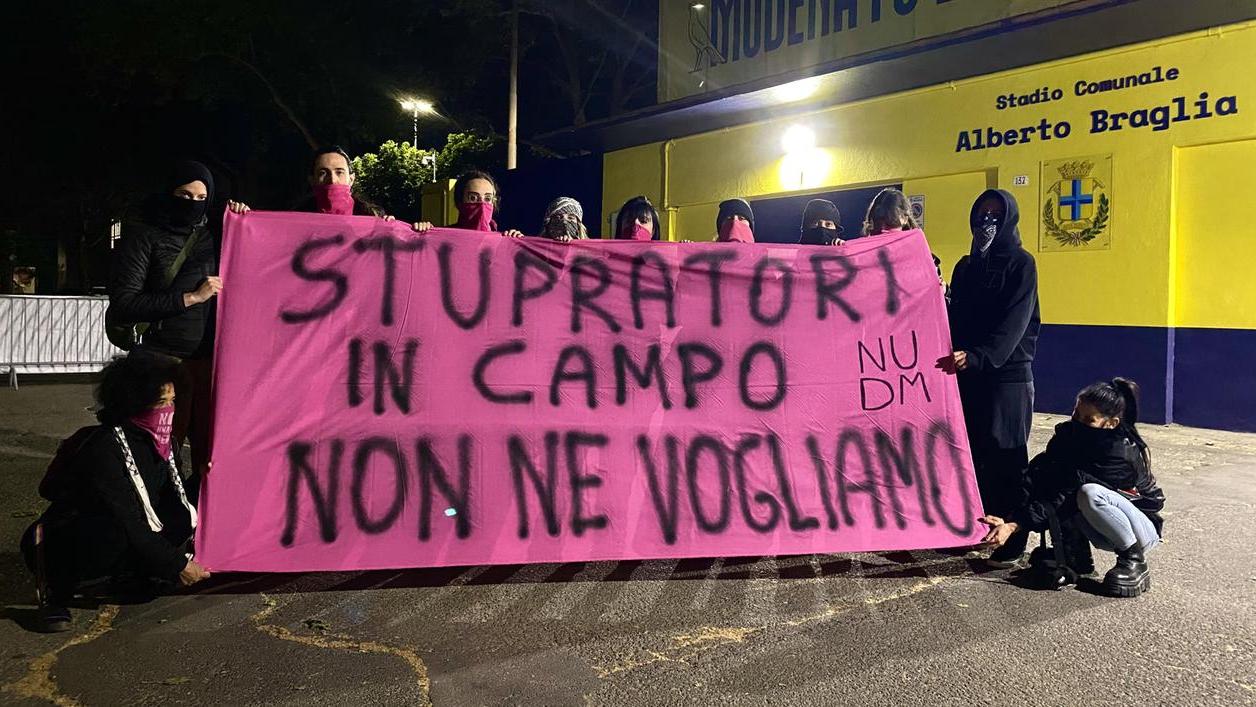 “No stupratori in campo”: striscione contro Portanova nel derby, è polemica: «L’hanno strappato»