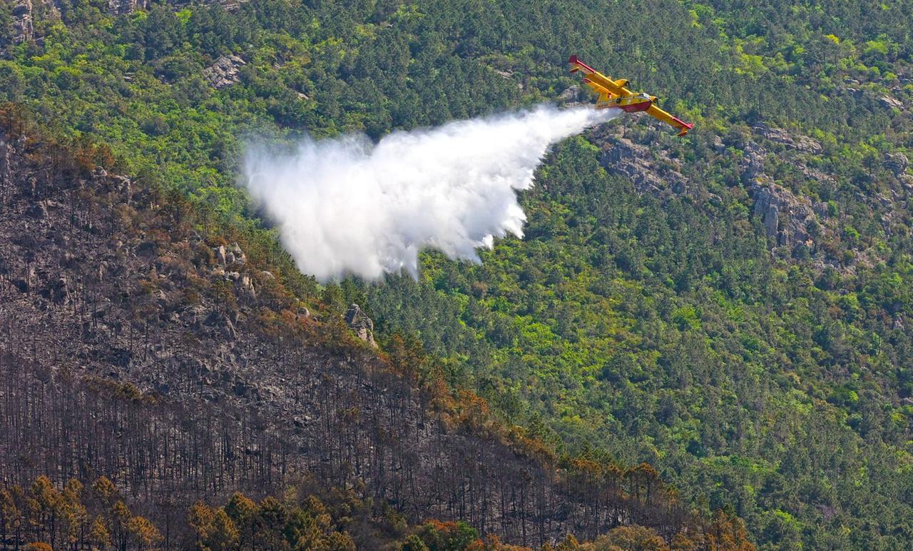 Incendio sul Monte Faeta, l’emergenza non è finita: due punti ancora critici. Ancora 400 evacuati. Prima ipotesi sulla causa