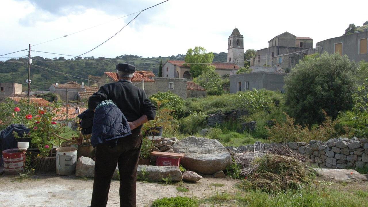Immagine simbolo dello spopolamento delle zone interne della Sardegna (foto Massimo Locci)