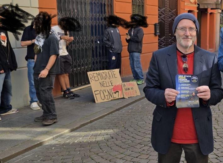 Guastalla, tensione in centro: attivisti antifascisti contestano il gazebo di Vannacci