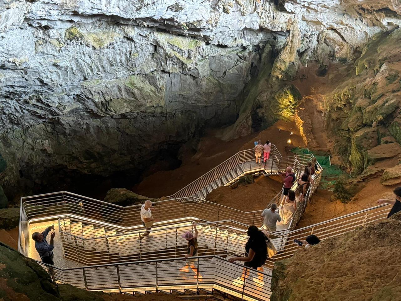 Primo maggio, la Grotta Verde ad Alghero riapre e fa il pienone di visitatori