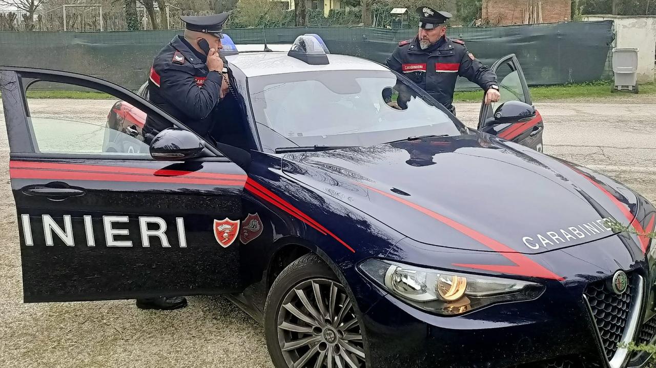 Due carabinieri al lavoro (foto d'archivio)