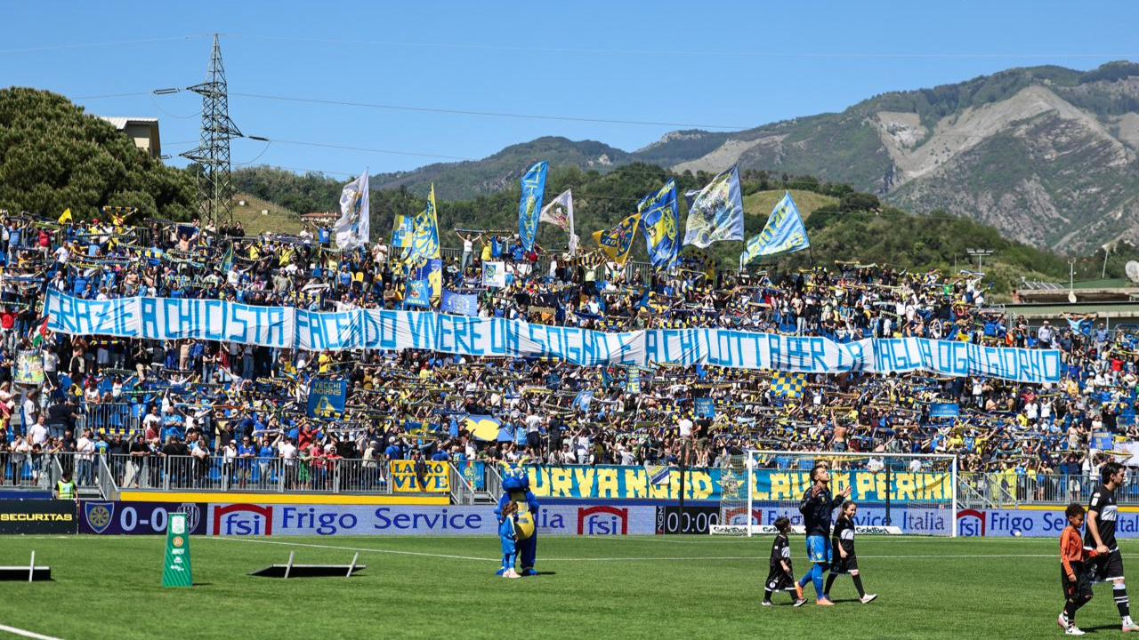 Lo striscione della Curva nord durante la partita col Cesena (foto dal club)