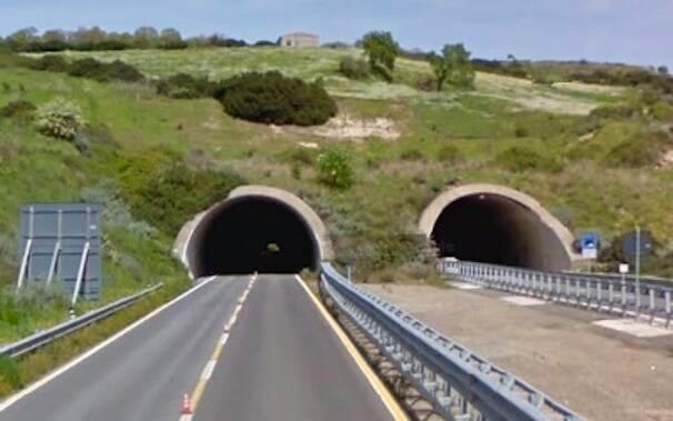 Chiudono per lavori le gallerie sulla 131 Dcn, disagi in vista per i trasporti – Tutti i dettagli