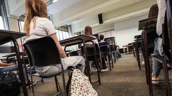 La prof aveva punito gli studenti assenti alla verifica con un 3, ma il preside l'ha sanzionata e il giudice gli ha dato ragione