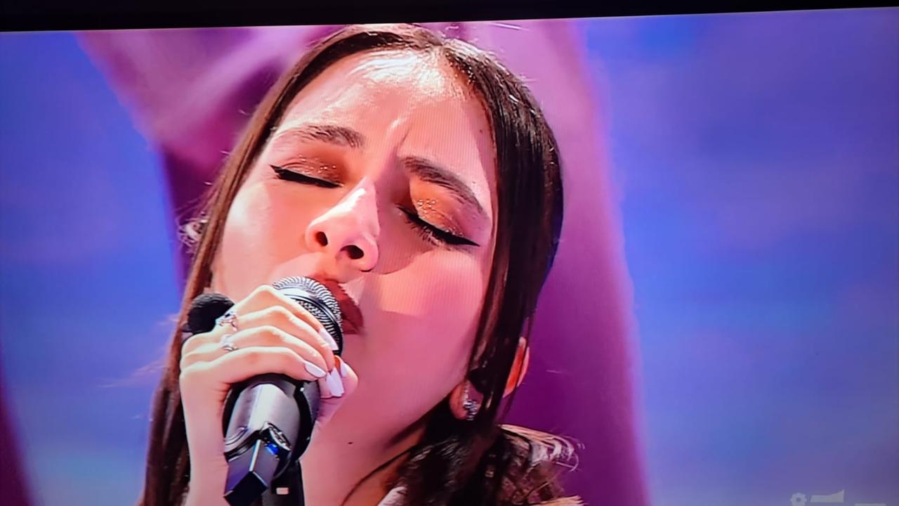 Amici 25, stasera nuovo appuntamento con il serale: le anticipazioni, chi sarà eliminato, la sarda Angie favorita per la vittoria