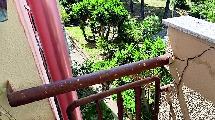 Palazzine popolari nel degrado, la protesta degli abitanti: «Ora abbiamo paura»