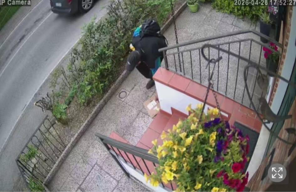 Ferrara, il corriere lascia un pacco nel giardino e il ladro lo ruba: inchiodato dalle telecamere