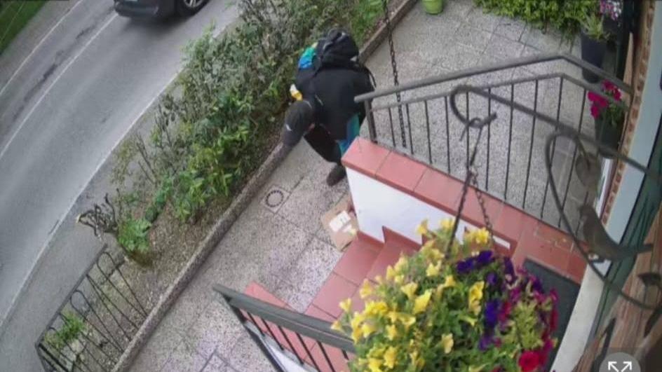 Ferrara, il corriere lascia un pacco nel giardino e il ladro lo ruba: inchiodato dalle telecamere