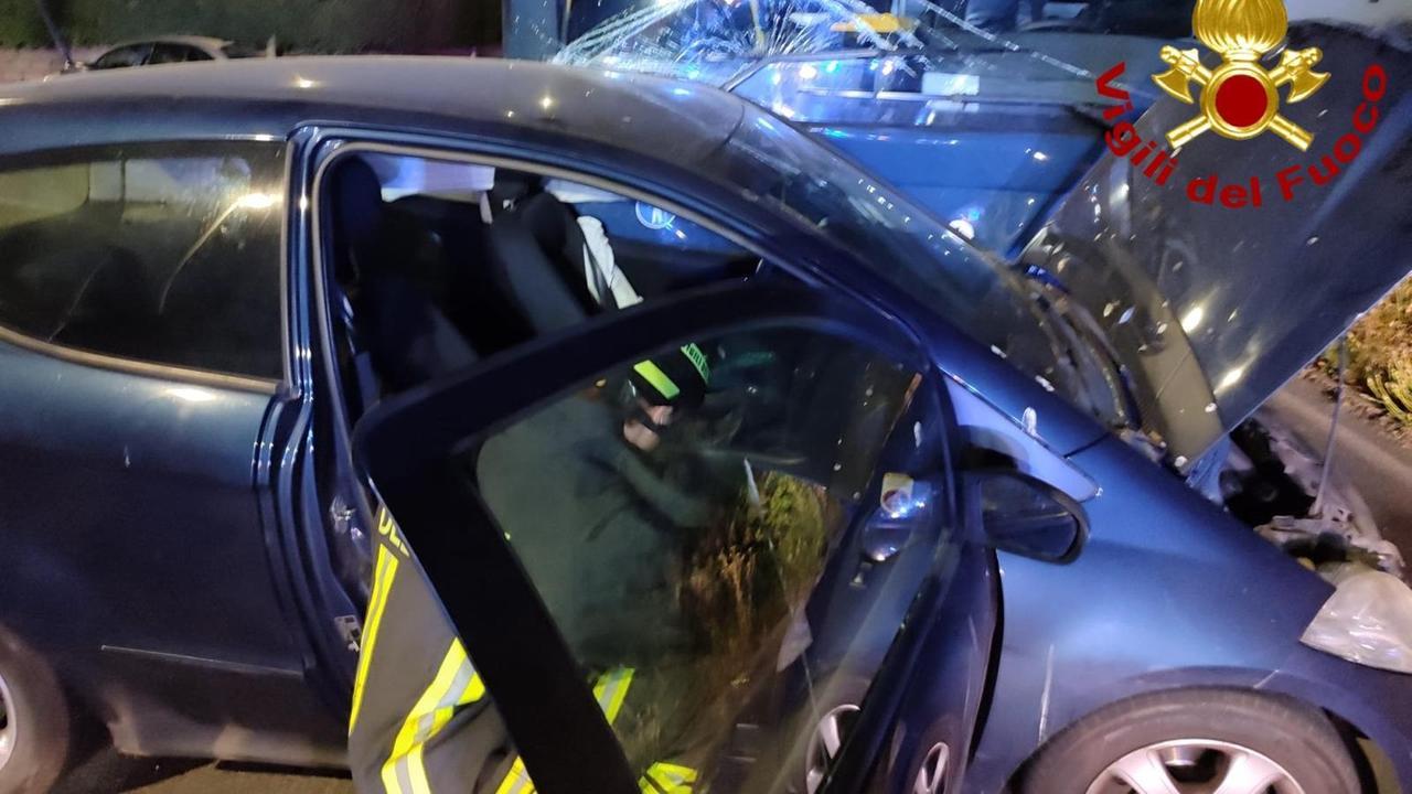 Sassari, schianto all’alba tra un’auto e un bus: cinque ragazzi feriti