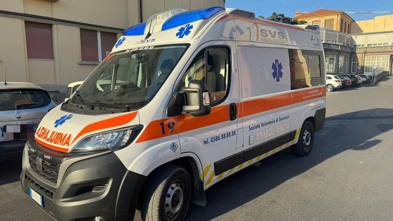 Un'ambulanza della Svs all'ospedale (foto d'archivio)