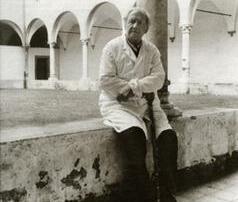 Lo scrittore viareggino Mario Tobino all'interno del manicomio di Maggiano dove lavorava come psichiatra