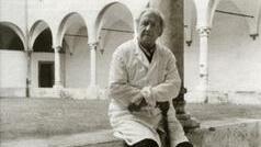 Lo scrittore viareggino Mario Tobino all'interno del manicomio di Maggiano dove lavorava come psichiatra