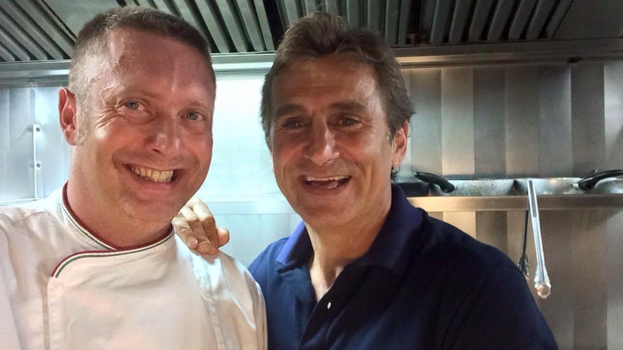 Emilio Signori con Alex Zanardi nella cucina della Locanda La Luna di Tirli