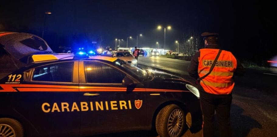 Tentano di sfuggire ai controlli, trovati con spray illegale e droga