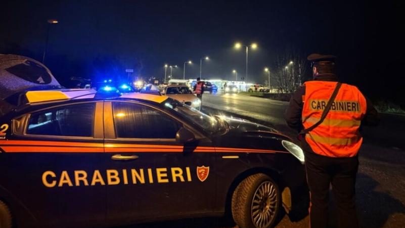 Tentano di sfuggire ai controlli, trovati con spray illegale e droga