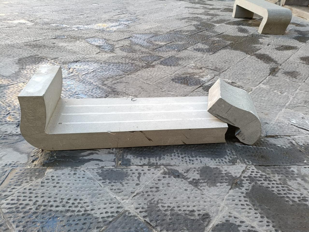 Prato, falso allarme vandali: la panchina era stata danneggiata da un mezzo di Alia
