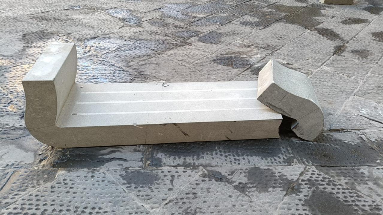 La panchina danneggiata in piazza del Comune